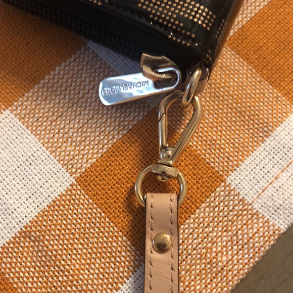 Like new micheal Kors wallet/wristlet - Picture 3 of 6
